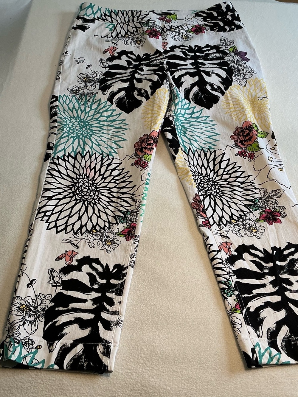 Slim sation Floral Print Ankle Crop Pants in White